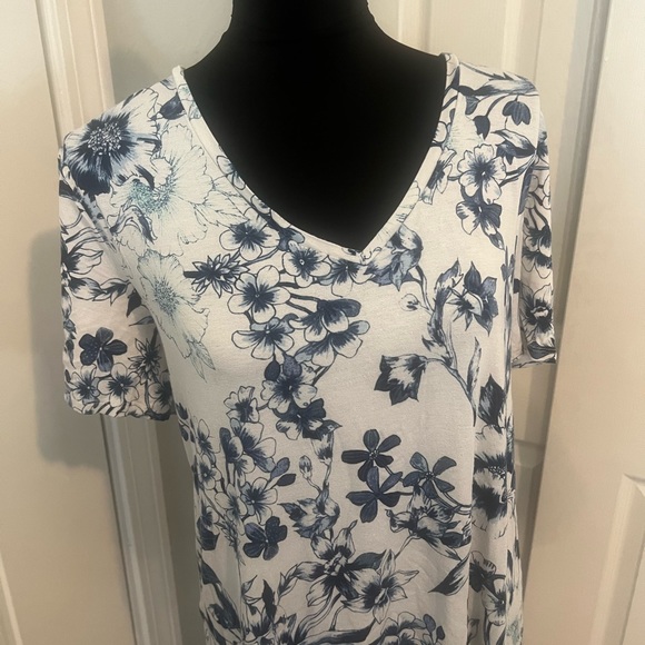 BOGO Maurices Shades of Blue Floral Short Sleeve V-Neck Top XXL - Picture 2 of 3